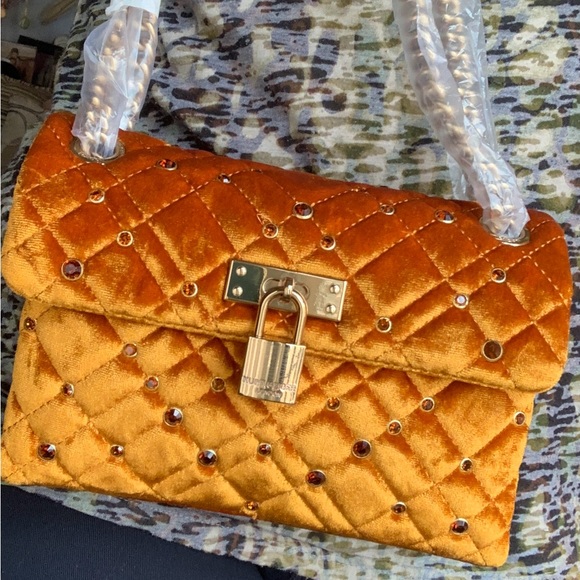 Authentic KURT GEIGER LONDON Velvet magnetic closure convertible Crosb/Shoulder - Picture 6 of 15